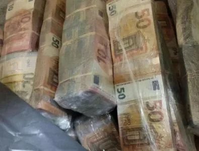Митничари откриха недекларирана валута за над 1,4 млн. лв.  