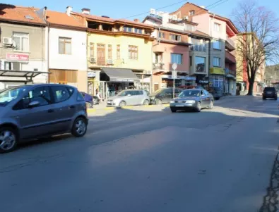 Кметът на Самоков иска средства от МРРБ за ремонт на улица 
