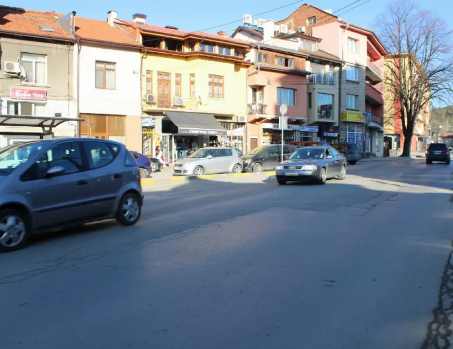 Кметът на Самоков иска средства от МРРБ за ремонт на улица "Търговска"