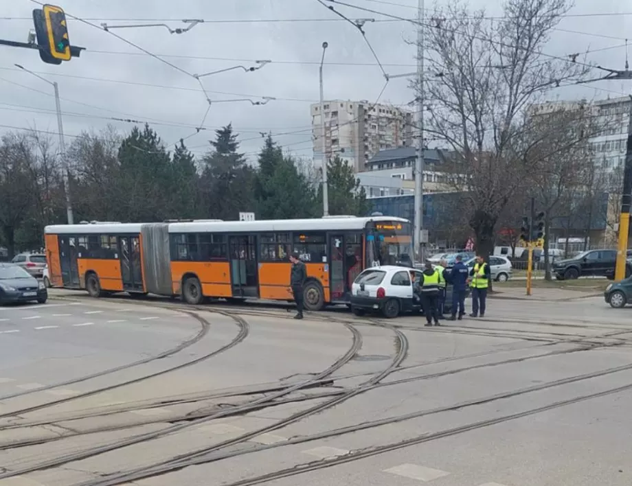 Катастрофа между автобус и кола на столичен булевард