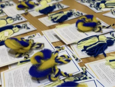 Синьо-жълти мартеници в подкрепа на Украйна и независимите им медии