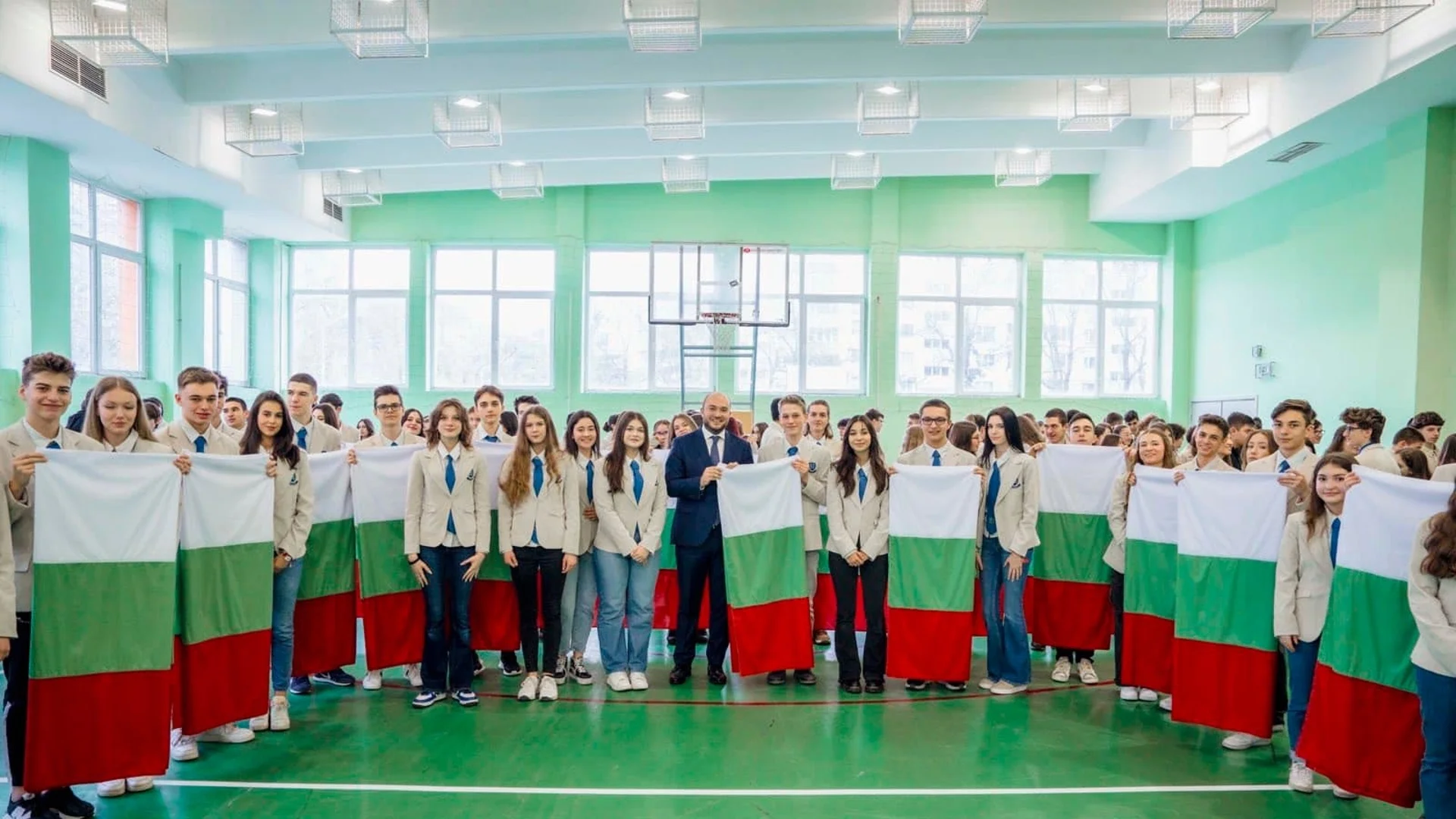 Открит урок по родолюбие: 625 нови знамена за всички училища и детски градини в София (ВИДЕО)