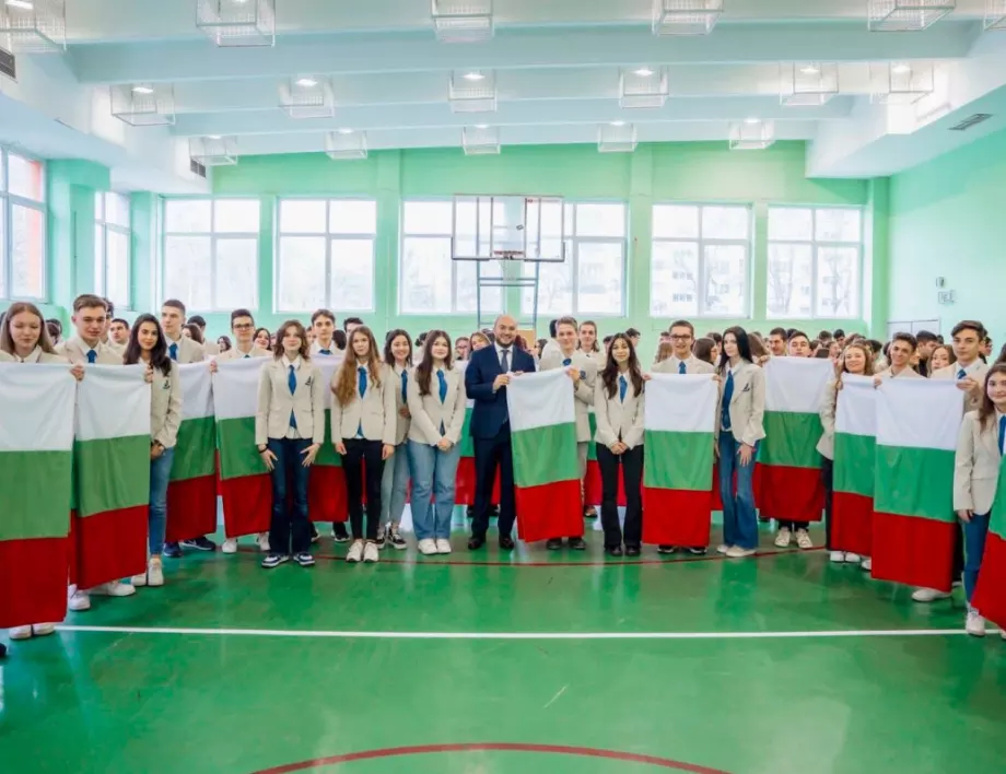 Открит урок по родолюбие: 625 нови знамена за всички училища и детски градини в София (ВИДЕО)