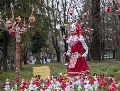 Парк в Стара Загора облече бяло-червена премяна за 1 март