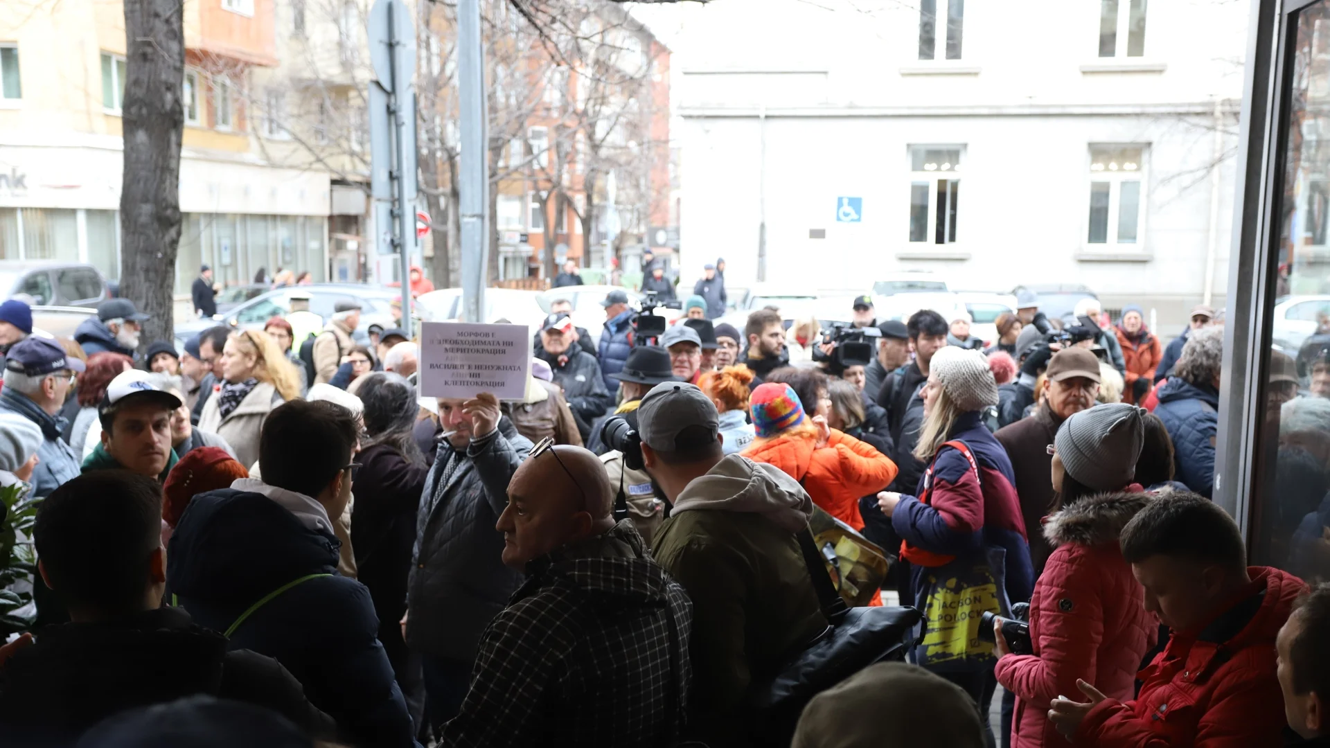 Актьори, музиканти и танцьори излизат на протест