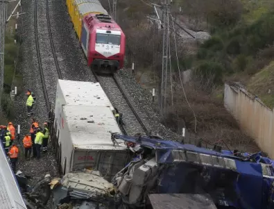 Влакова катастрофа в Нидерландия, има жертва и десетки ранени (ВИДЕО)