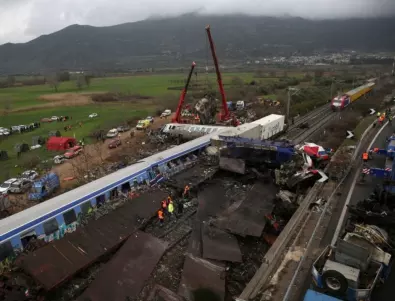 Фондация дарява по 10 000 евро на близките на загиналите от влаковата катастрофа в Гърция
