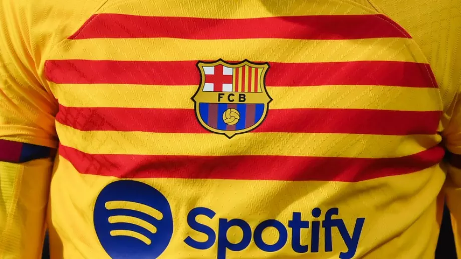 Голям ден в Каталуния - синът на Роналдиньо подписа договор с Барселона! (СНИМКА)