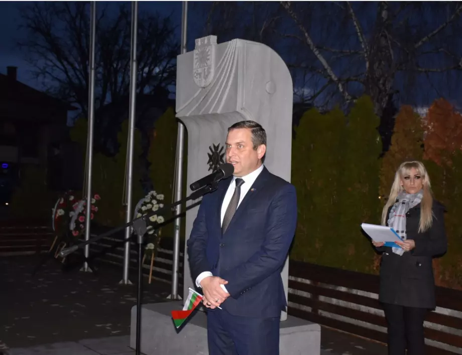 Тържествена заря – проверка в чест на 145-та годишнина от Освобождението на България се състоя на площад „Иван Вазов“, град Костинброд