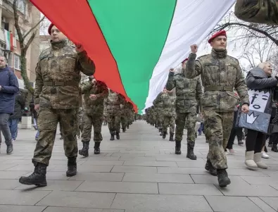 Старозагорци отново понесоха на ръце 300-метровото българско знаме по повод 3 март (СНИМКИ)