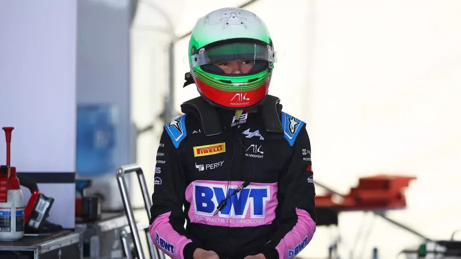 Удар със съперник не позволи на Никола Цолов да завърши спринтовото състезание във Формула 3