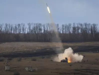 ВИДЕО: Руска ракетна установка стреля, украински камикадзе-дрон я удря