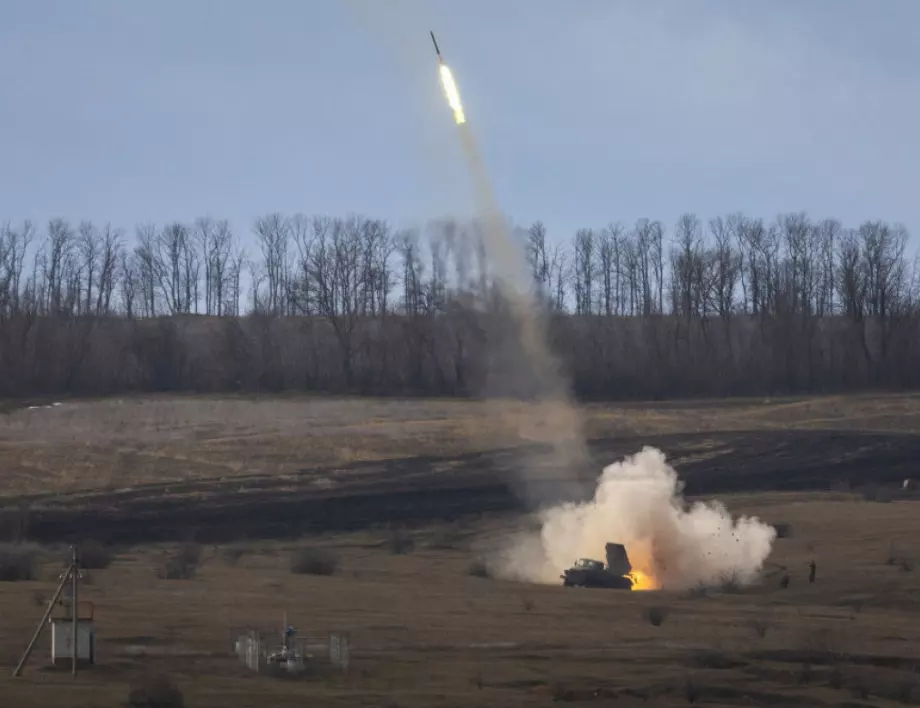 ВИДЕО: Руска ракетна установка стреля, украински камикадзе-дрон я удря