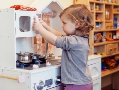 3 важни житейски умения, които децата развиват при игра с детска кухня