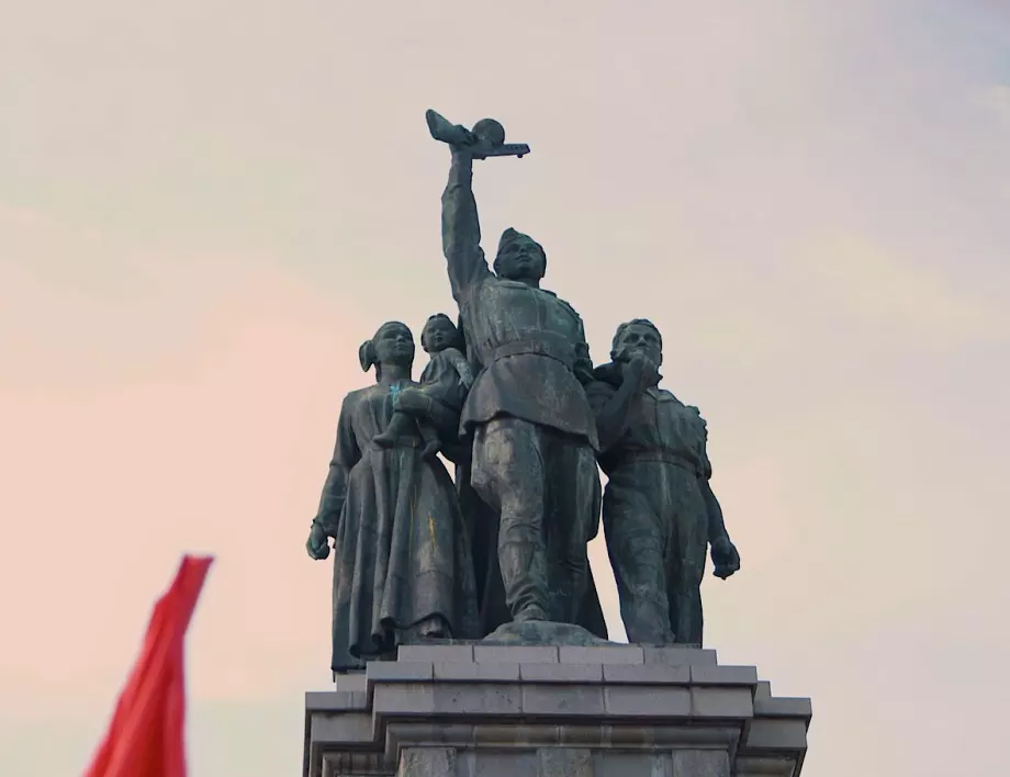 Асен Генов: Отегчение е най-точната дума, с която посрещам комсомолския плам за Паметника на Съветската армия
