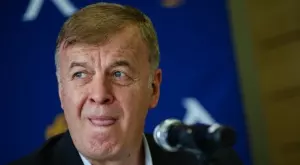 "Най-учтиво" поканиха Наско Сираков на среща, предложиха му сам да определи дата и час