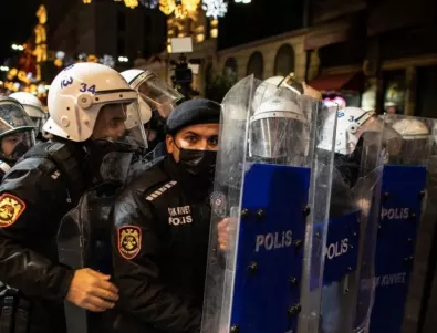 Сблъсъци между полиция и участници в 8-мартенска демонстрация на площад Таксим в Истанбул (ВИДЕО)
