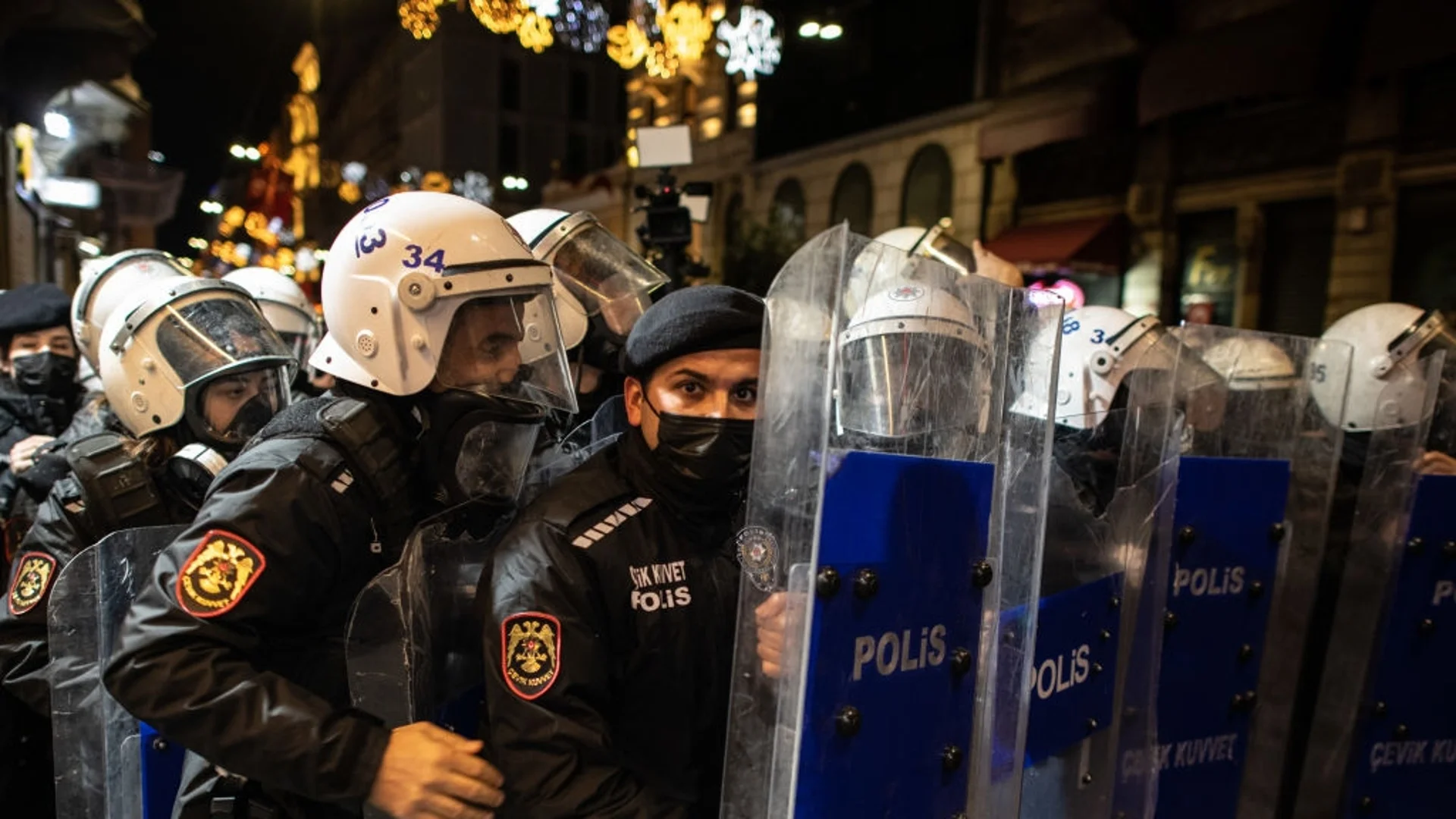 Масови протести в Турция след анулирането на победата на прокюрдски кандидат (ВИДЕО)