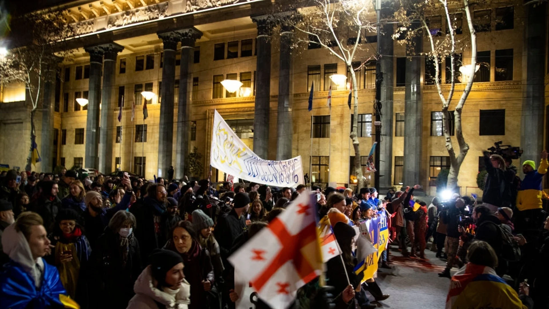 Поредна нощ на протести в Грузия заради спорен законопроект (ВИДЕО)