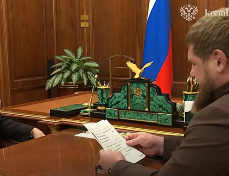 Кадиров се срещна с Путин и му посрича кратък текст с огромен шрифт (ВИДЕО)