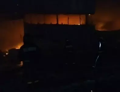 Пореден голям пожар в Русия, има срутени конструкции заради пламъците (ВИДЕО)