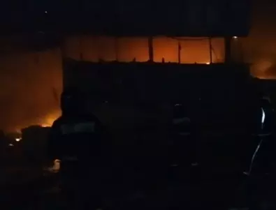 Мащабен пожар в Крим близо до корабостроителен завод (ВИДЕО)