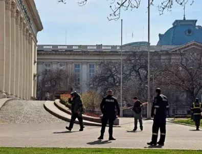 Изоставен куфар пред Народната библиотека вдигна на крака полицията