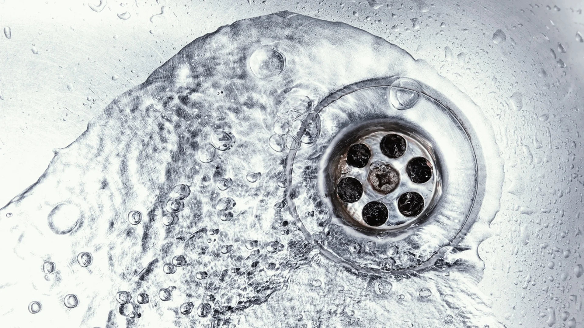 Какви са последствията от изливането на вряла вода в мивката и защо не трябва да го правим