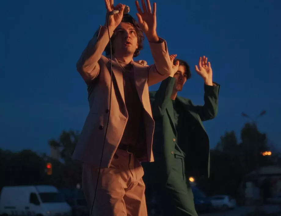 hug or handshake представят най-новия си видео клип към песента SLOWBOY
