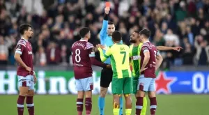 Георги Кабаков вдигна спорен червен картон на Уест Хям - АЕК Ларнака, дори пострадалият беше против! (ВИДЕО)