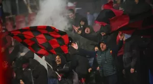 Феновете на Локомотив София олепиха стадиона си с "обяви за работа" (СНИМКИ)