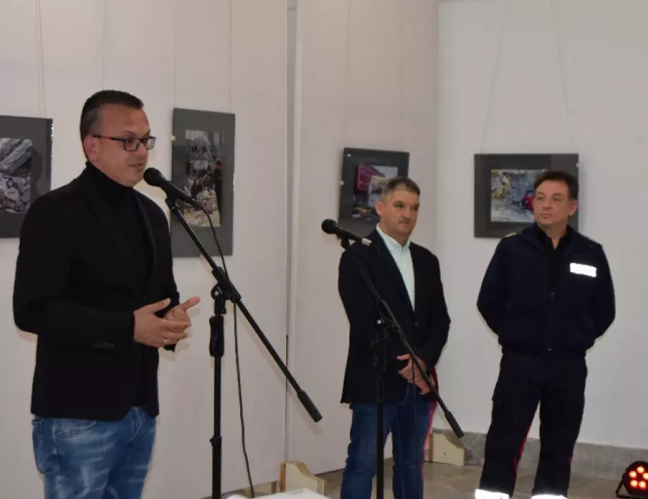 Спасител и журналист показаха в изложба земетресението в Турция