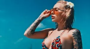 СНИМКА: Жената на украински играч втрещи с гола снимка с разтворени крака