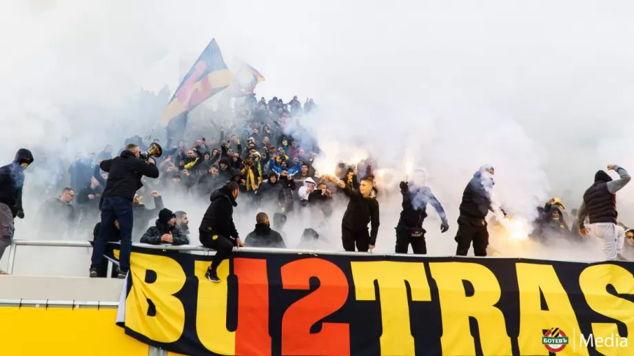 Жестоко: Турски полицаи пребиха фен на Ботев Пловдив на финала в Шампионска лига (СНИМКИ)
