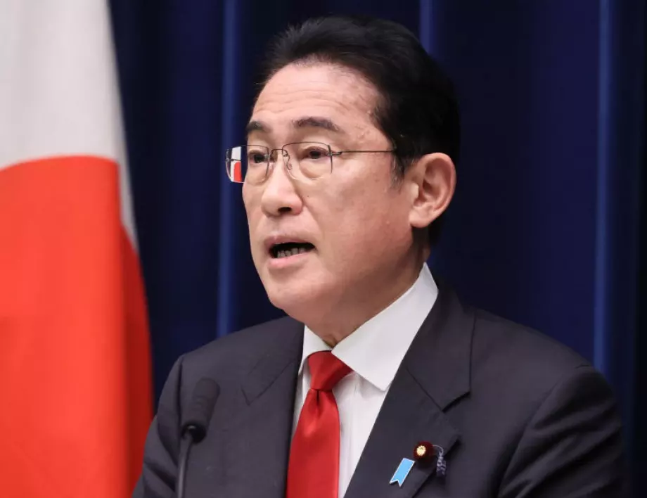 Взрив по време на реч на японския премиер (ВИДЕО)