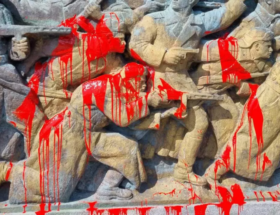 Отново заляха с червена боя паметника на Альоша в Бургас (СНИМКИ)