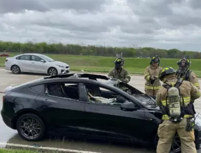 Tesla Model 3 избухна в пламъци отвътре, докато се движи (ВИДЕО)