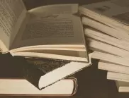 Почти навреме: Читателка  върна книги на библиотеката в Русе 50 години по-късно
