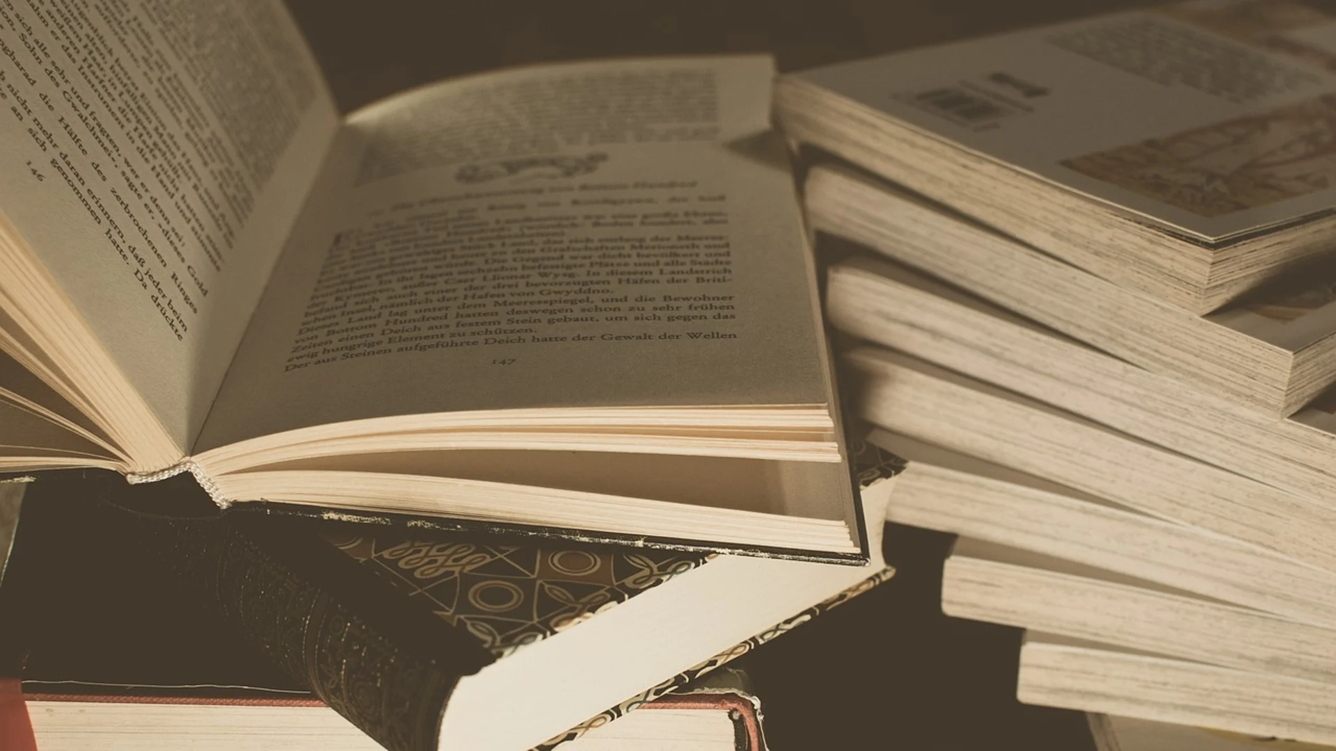 Почти навреме: Читателка  върна книги на библиотеката в Русе 50 години по-късно