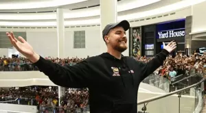 ВИДЕО: MrBeast получи тежък покер урок за 100+ бона от икона в играта