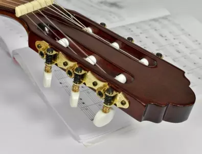 Скъпа китара, открадната в Париж, беше открита в Търговище