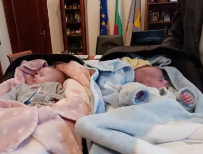 Първите бебета за годината – Даная и Габриел, гостуваха на кмета Георг Спартански