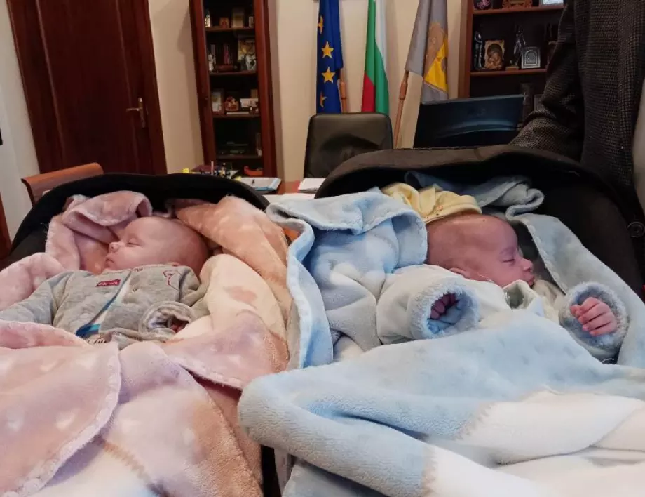 Първите бебета за годината – Даная и Габриел, гостуваха на кмета Георг Спартански