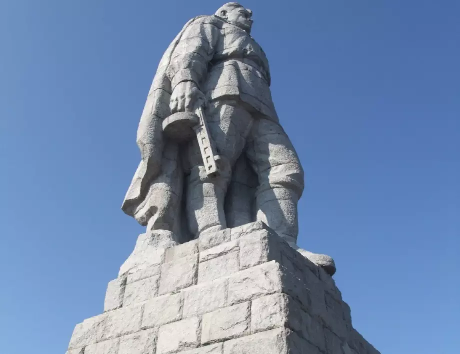 БСП организира жива верига пред паметника на Альоша в Пловдив