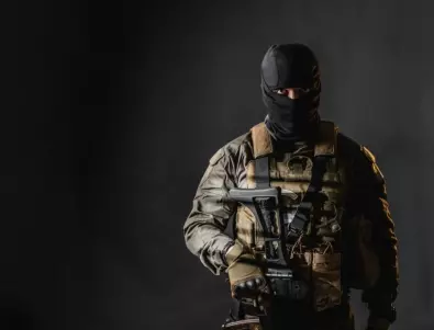 Руско училище вкара военен с маска в клас да хвали войната (СНИМКИ)