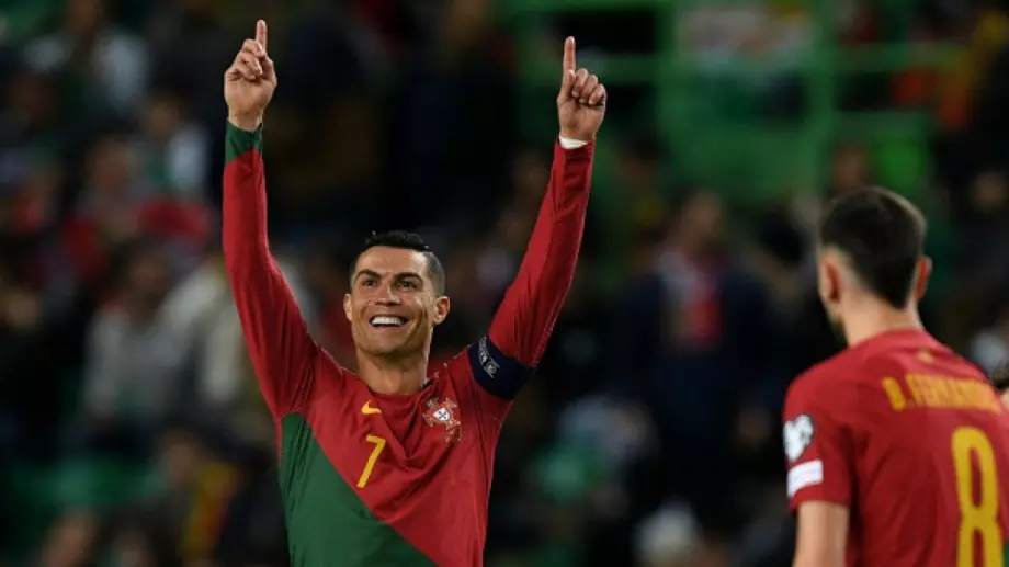 Кристиано Роналдо ознаменува рекорда си с 2 гола за разгром при дебюта на Мартинес начело на Португалия (ВИДЕО)