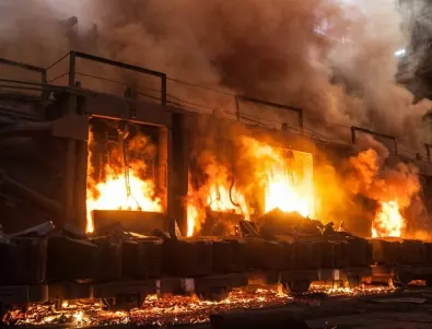 Над 18 часа продължава гасенето на пожара в предприятие край Силистра