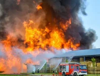 Пожар в завод за пластмаса в Хърватия, затвориха хората по домовете (ВИДЕО)
