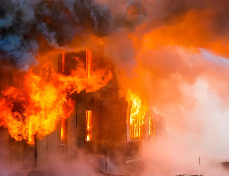 Голям пожар в търговски център в Гоце Делчев (СНИМКИ)