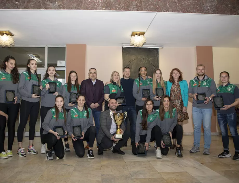 Кметът на Стара Загора поздрави дамите от местния баскетболен клуб за спечелената купа на България